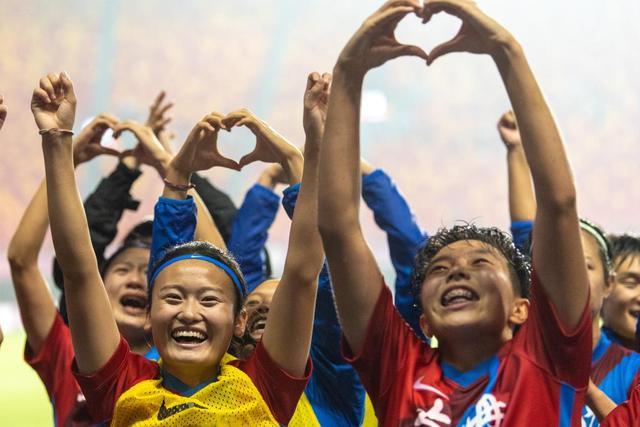 库里33+8文班亚马32+9+5+4 勇士险胜马刺4连胜